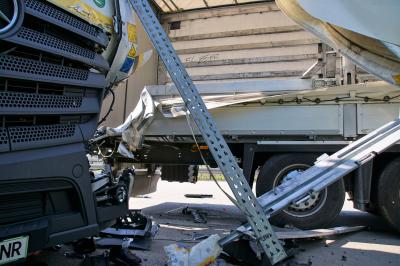 Wendlingen: Ein verletzter Lkw-Fahrer bei Auffahrunfall zwischen drei Lkw